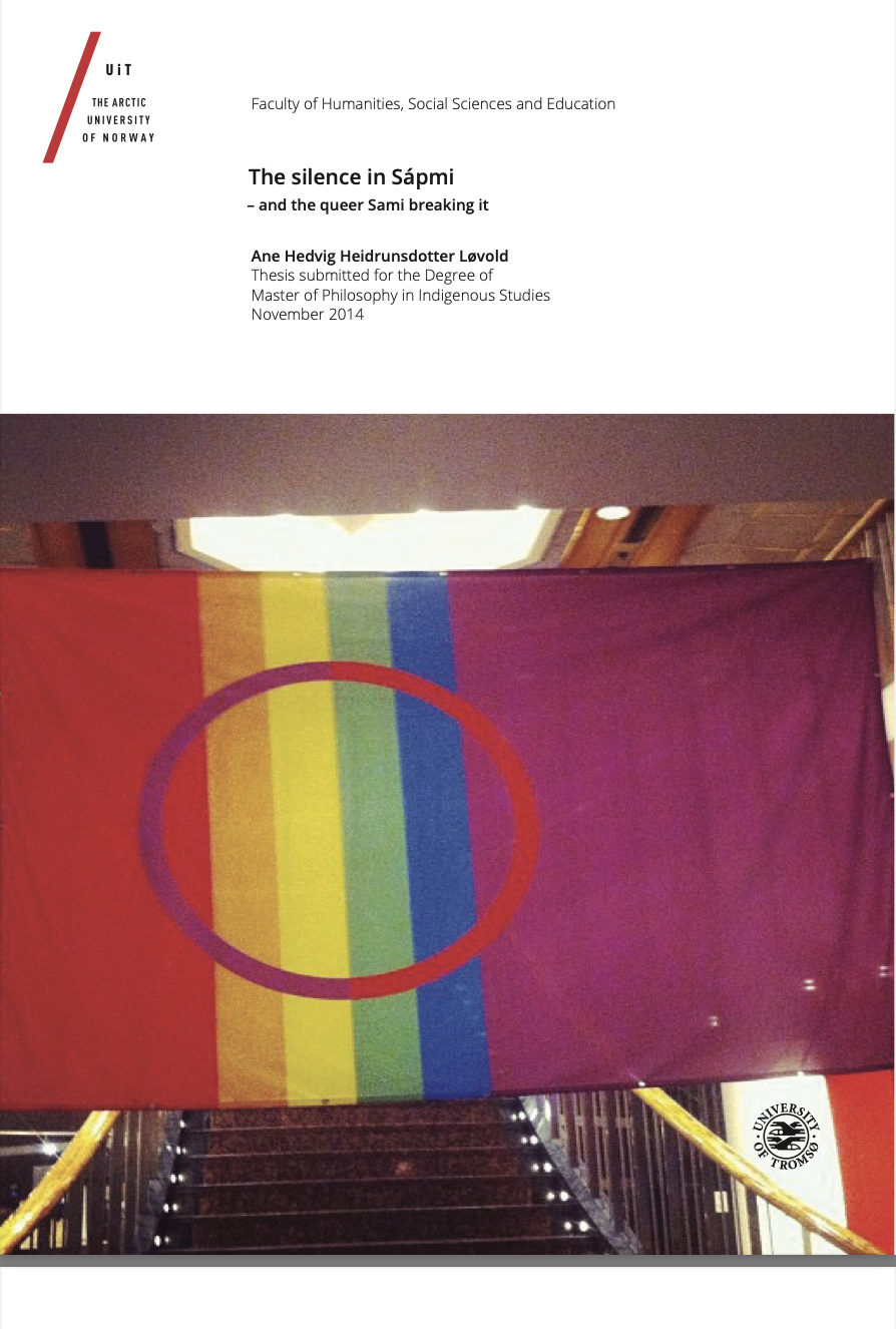Coverside av masteroppgaven The silence in Sápmi - and the queer Sami breaking it. Tittelen står i svart tekst på hvit bakgrunn over et bilde av et flagg som kombinerer både regnbuestriper og sirkelen fra det samiske flagget